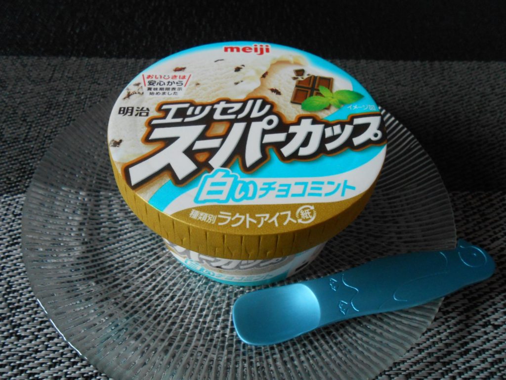 白いチョコミント エッセル スーパーカップの新商品 白いチョコミント いただいてみた めっけたブログ